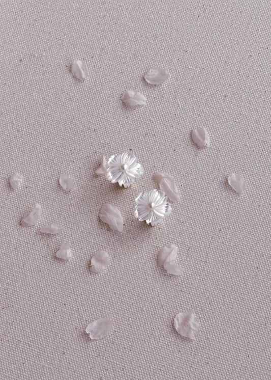 𝙲𝚑𝚎𝚛𝚛𝚢 𝙱𝚕𝚘𝚜𝚜𝚘𝚖: 𝙵𝚒𝚛𝚜𝚝 𝙱𝚕𝚘𝚜𝚜𝚘𝚖 𝙴𝚊𝚛𝚛𝚒𝚗𝚐𝚜